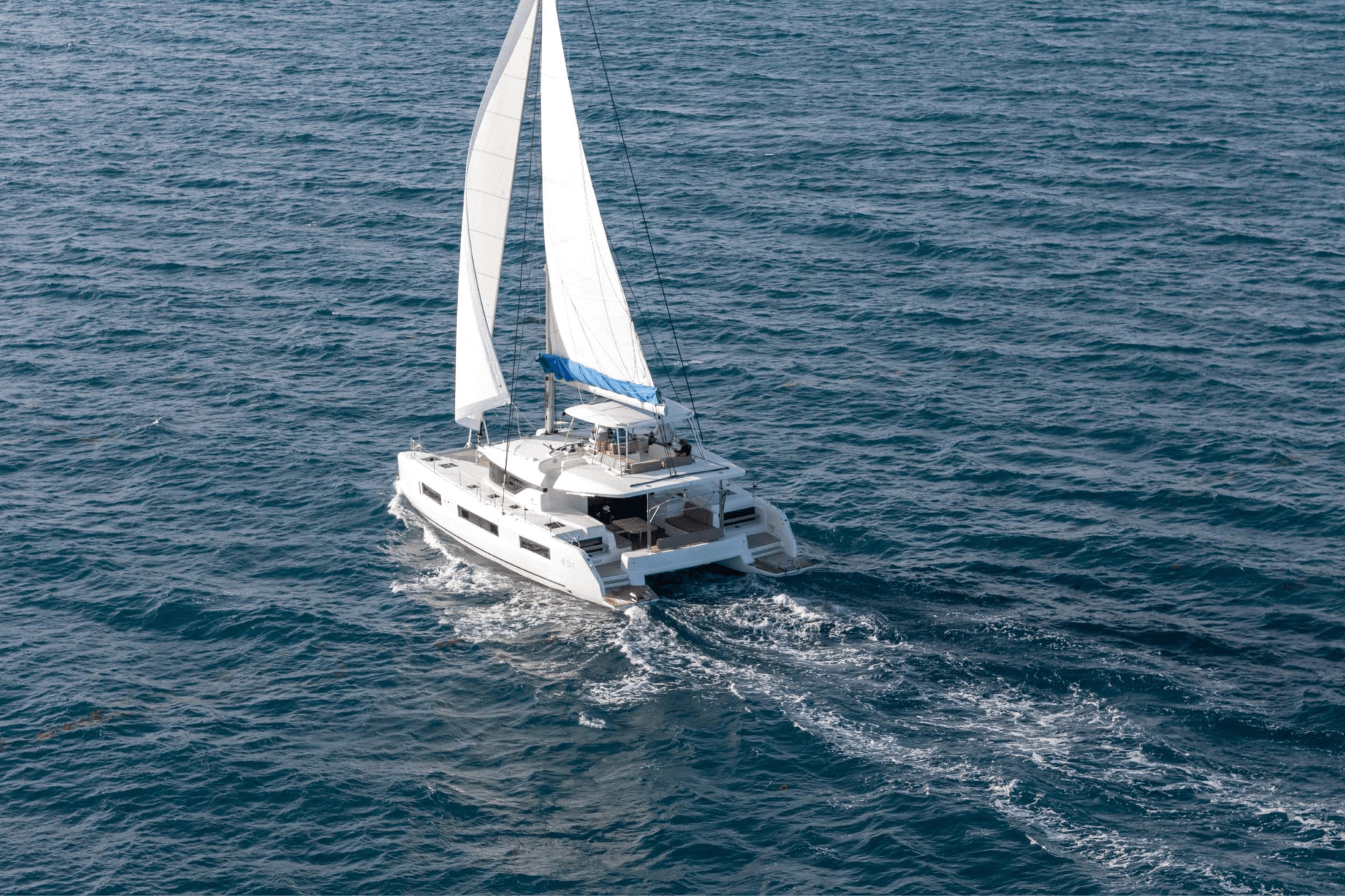 Luxury_sailing_catamaran_in_Belize