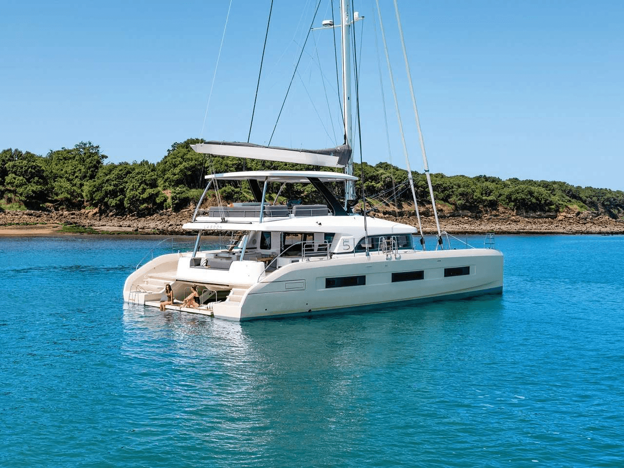luxury_sailing_catamaran_with_sun_deck