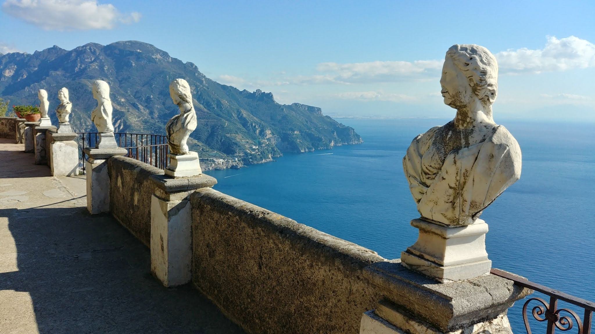 marble_busts_at_villa_cimbrone_in_ravello