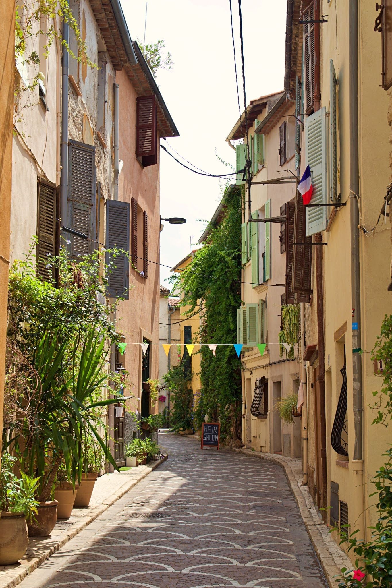 narrow_cobbled_street_in_the_old_town_of_antibes
