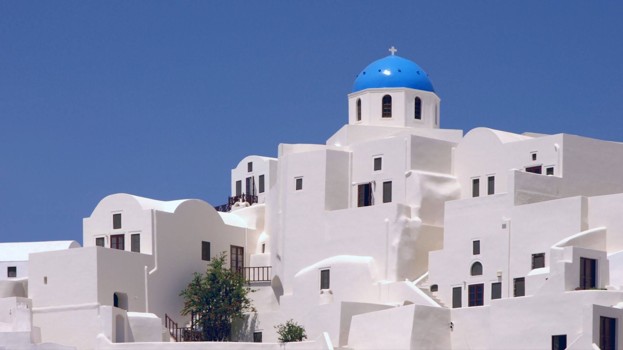 santorinis_infamous_whitewashed_buildings