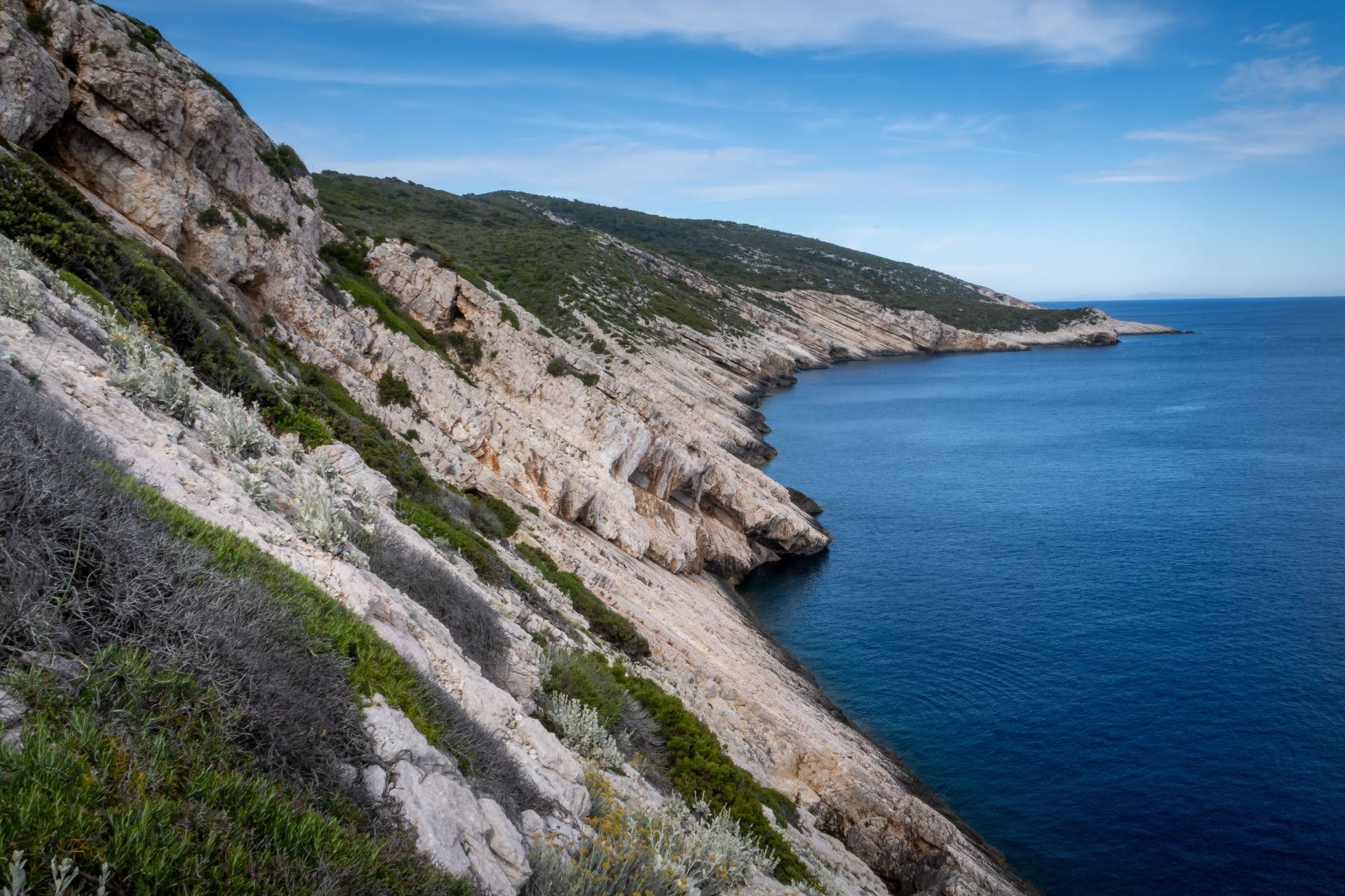 the_rugged_coastline_of_vis