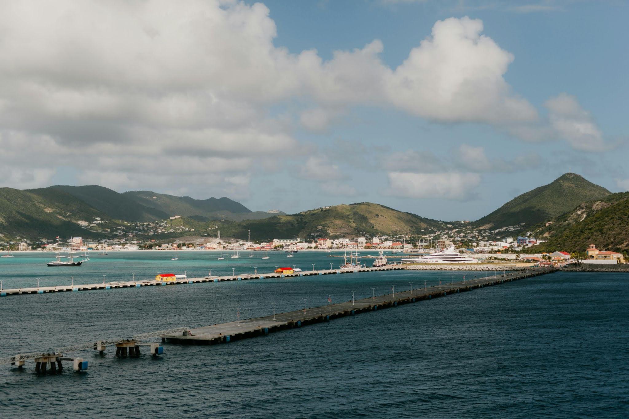 tranquil_harbor_scene_at_saint_maarten