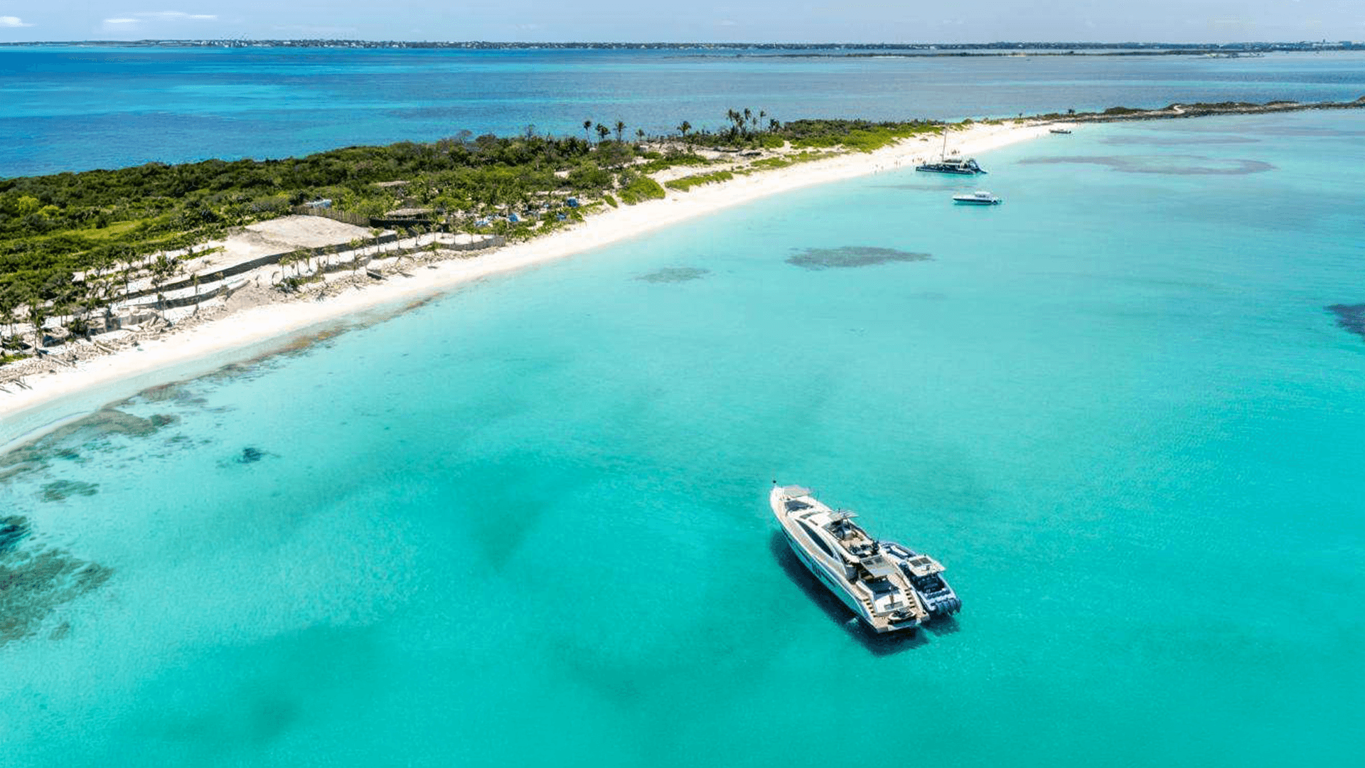 turquoise_sea_and_tropical_island_with_palm_trees_in_the_Bahamas