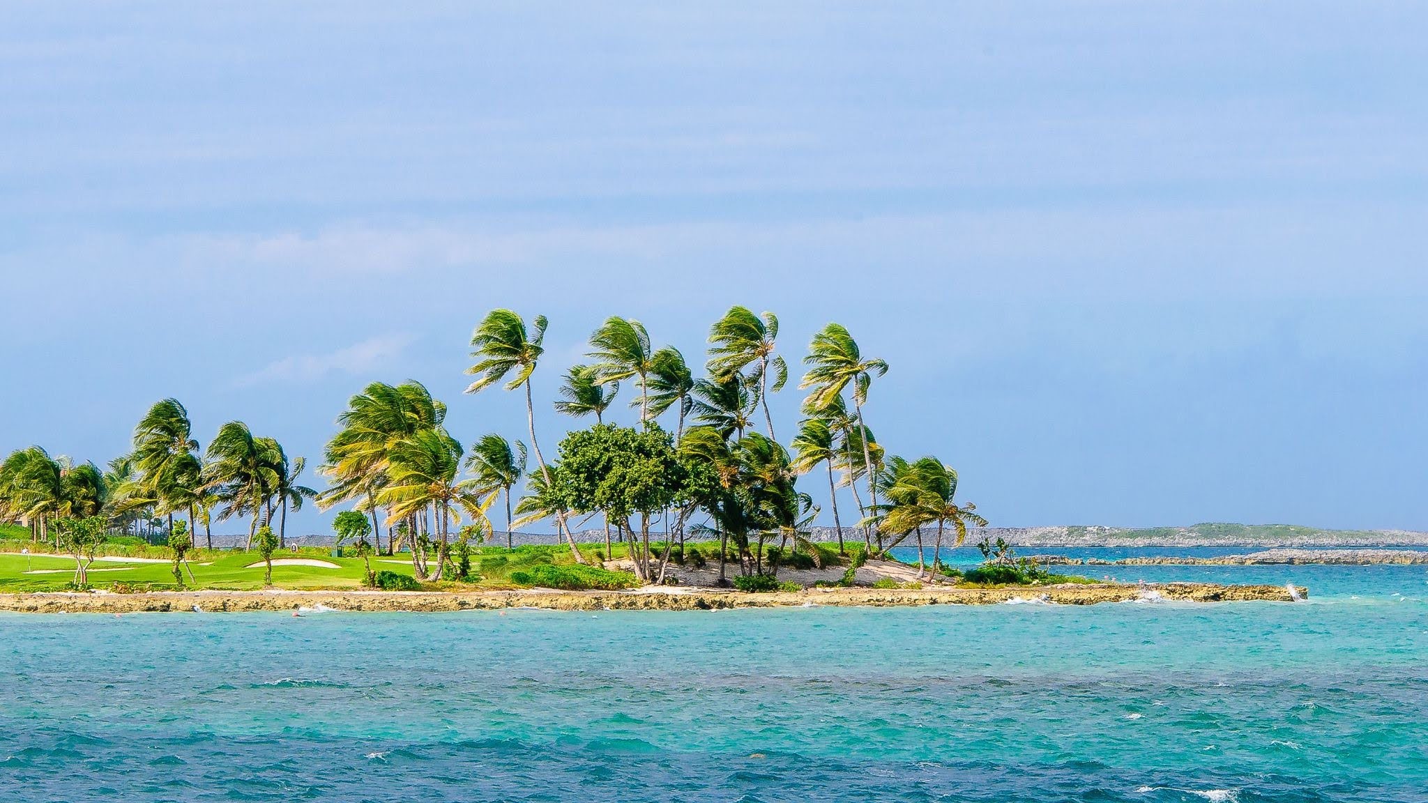 turquoise_sea_and_tropical_island_with_palm_trees_in_the_bahamas