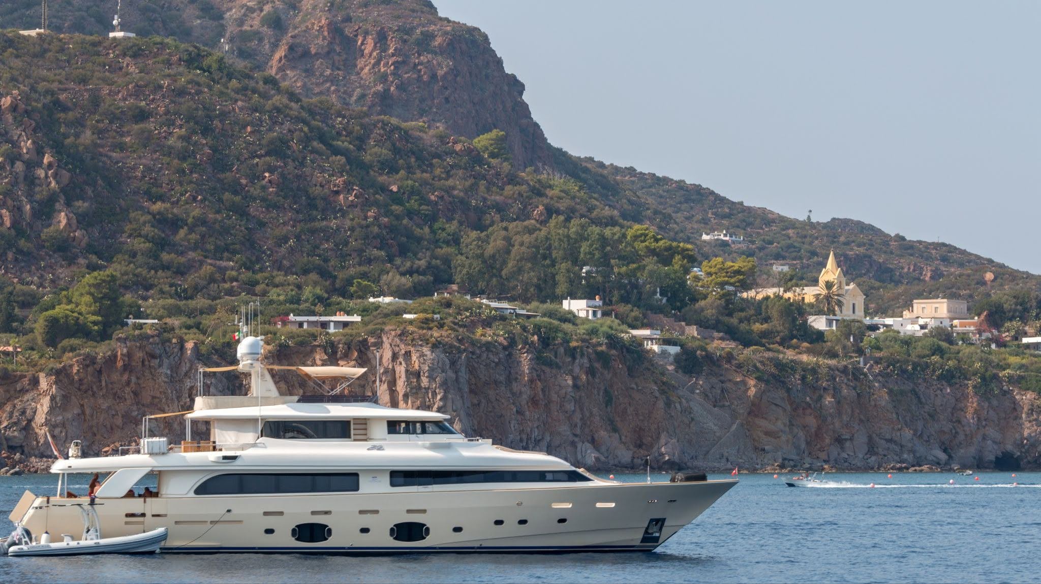 visit_the_mediterranean_on_a_crewed_yacht_charter