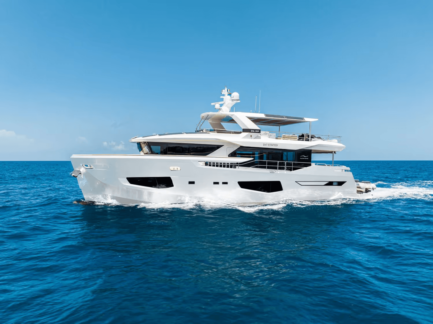 yacht_traversing_the_bahamas