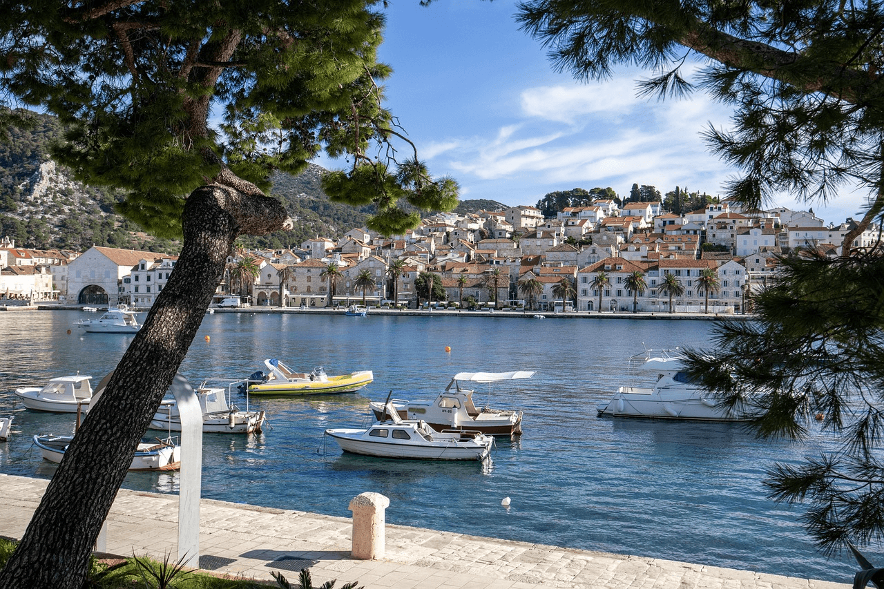 yachts_line_hvar_town